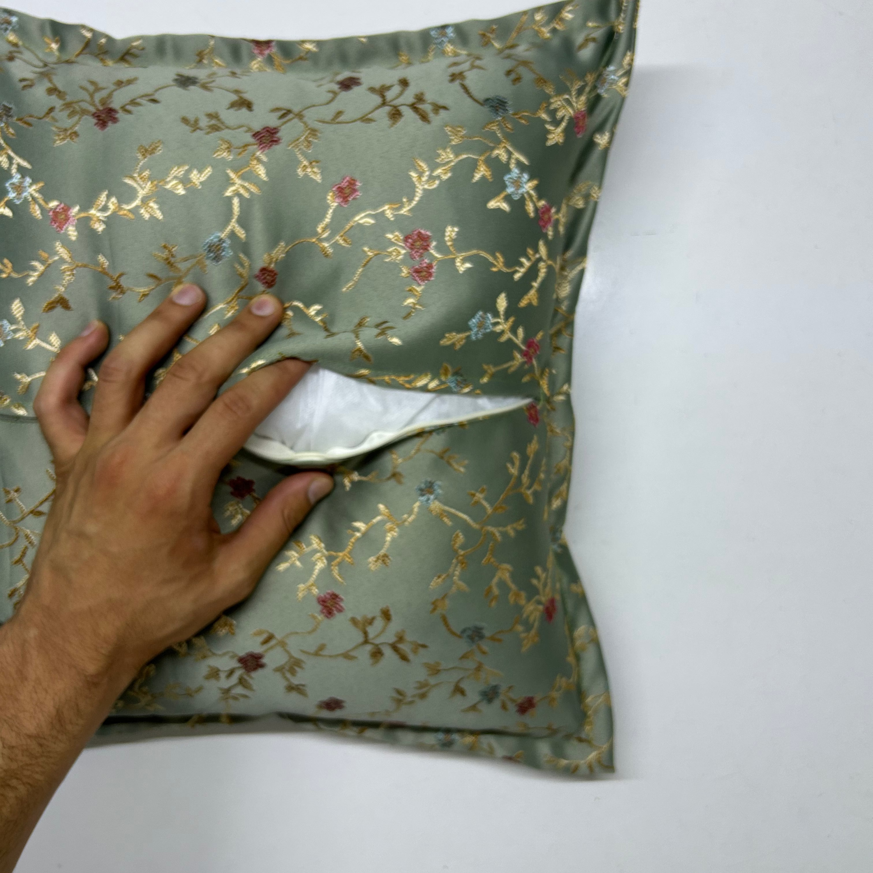 Cuscino d'Arredo in Seta e Jacquard Floreale – Verde Salvia e Oro
